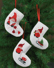 Små Julesokker med Nisser – Broderikit (10 x 11 cm) 3 stk