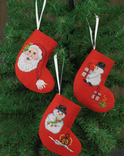 Små Julesokker med Julemand & Snemænd – Broderikit (7×8 cm) 3 stk