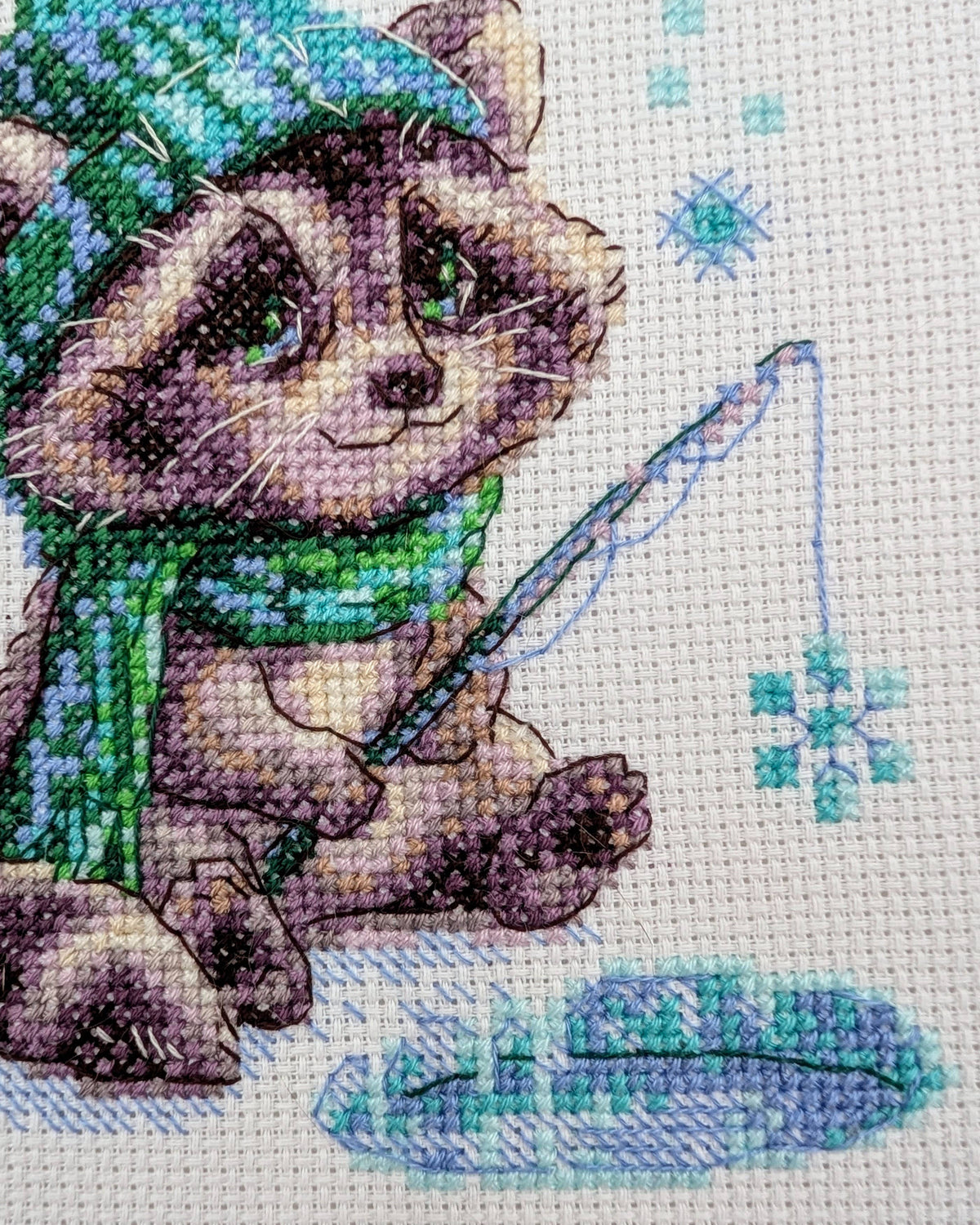 Nysgerrig vaskebjørn – AINE Broderikit (15 x 15 cm)