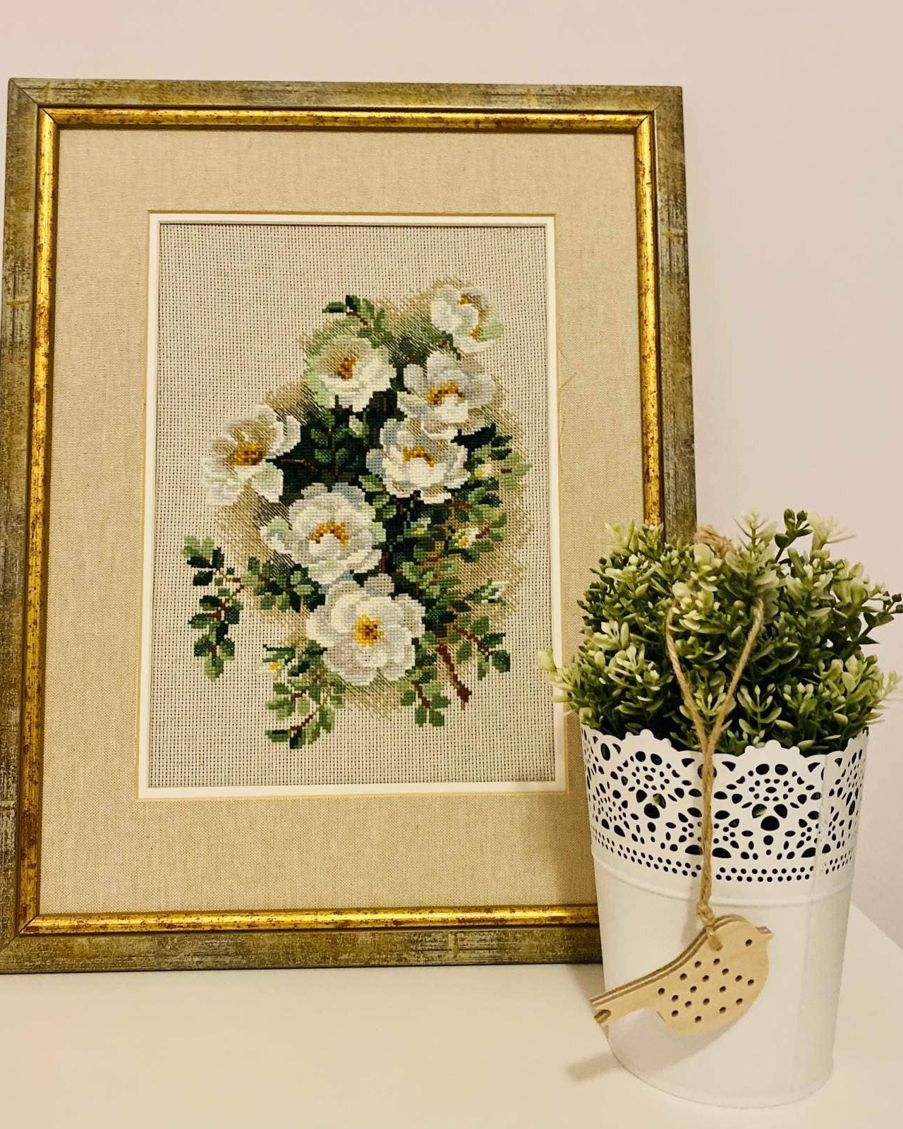 Hvid Hyben – RIOLIS Broderikit (21 x 30 cm)