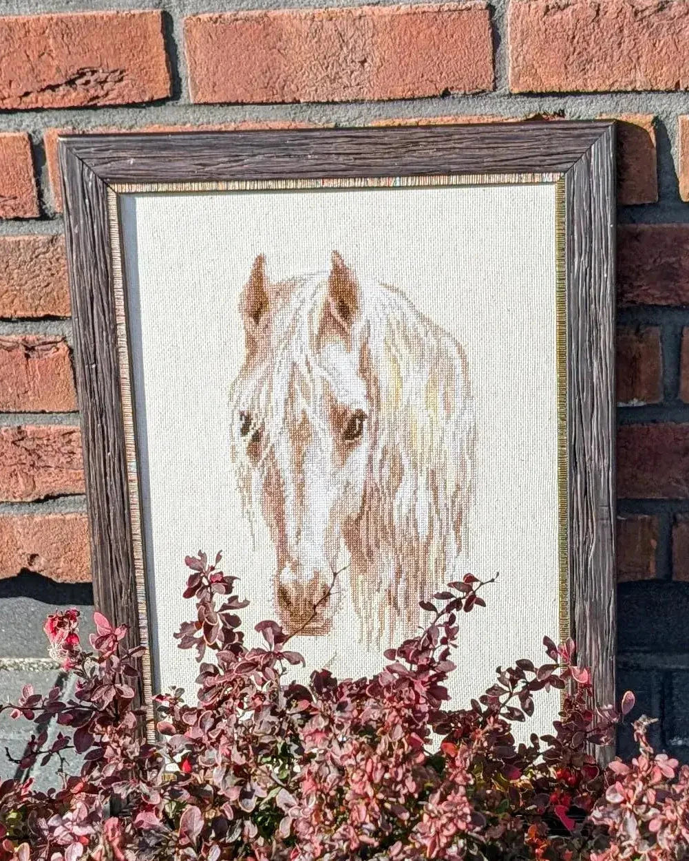 Hvid Hest – RIOLIS Broderikit (24 x 40 cm)