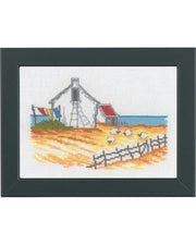Strandhus & Får – Broderikit (18×13 cm)