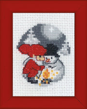 Snemand og Nisse ved Bål – Broderikit (6×8 cm)