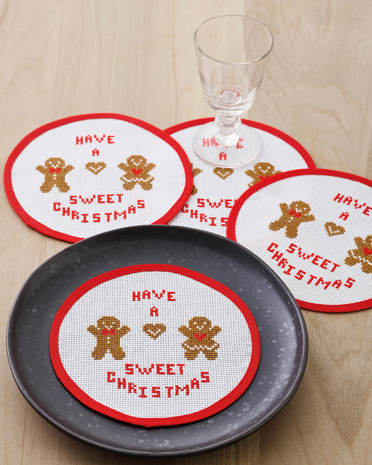 Mellemlægningsservietter Sweet Christmas – Broderikit (Ø15 cm) 4 stk.