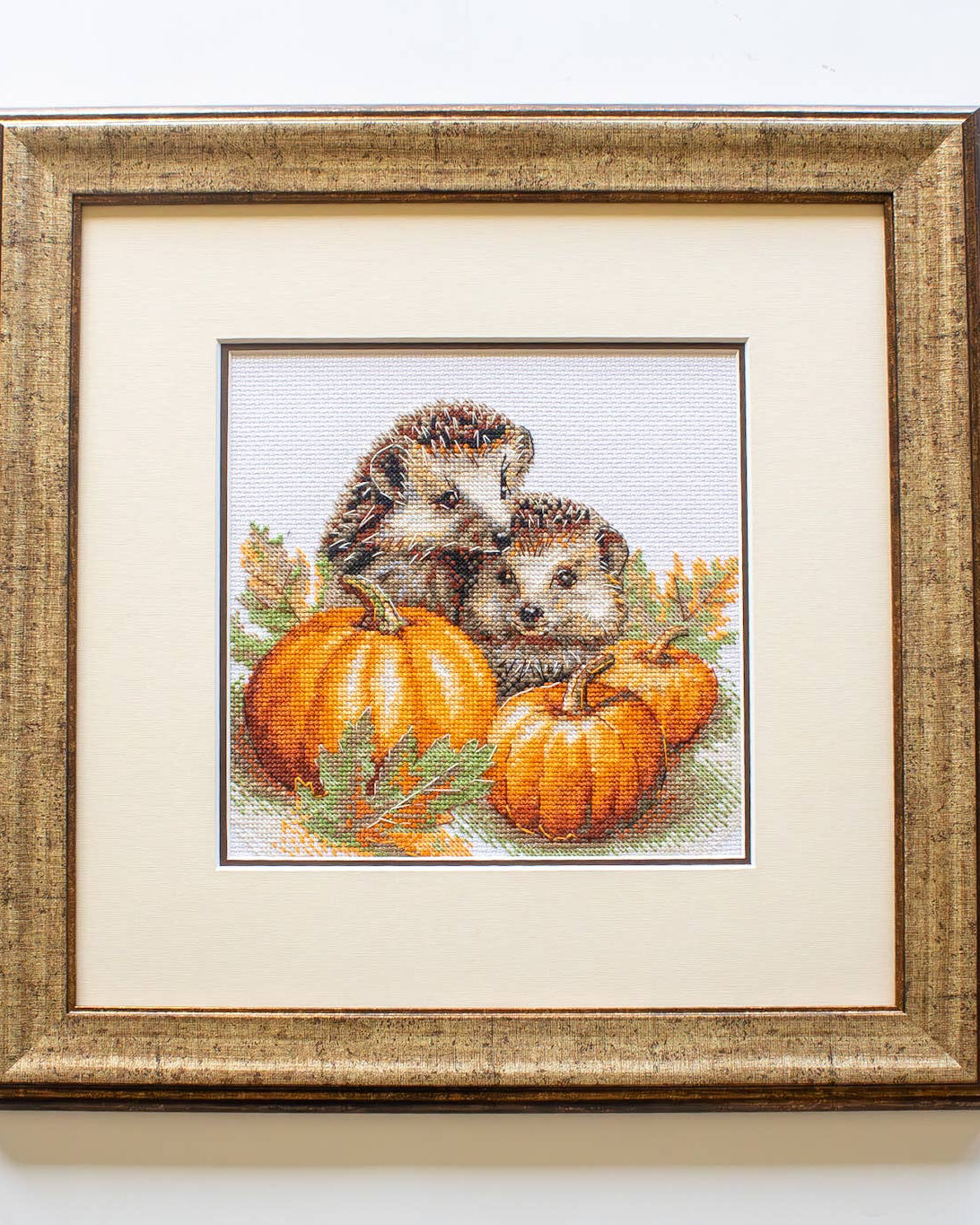 Pindsvin i høsten – AINE Broderikit (20 x 20 cm)