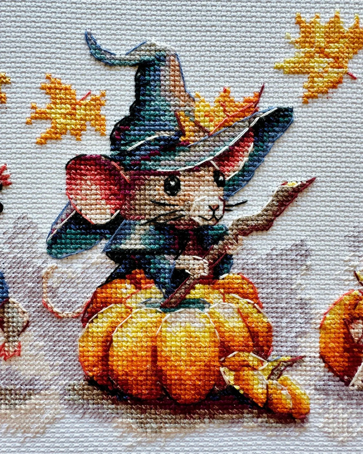 Uhyggelig musetrio – RIOLIS Broderikit (30 x 21 cm)