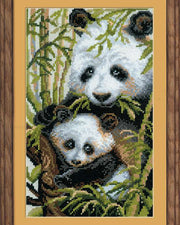 Panda med Unge – RIOLIS Broderikit (22 x 38 cm)