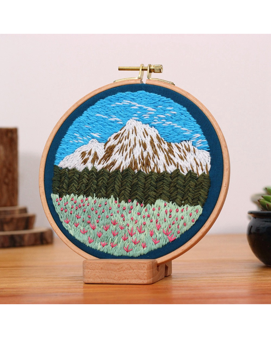 Blomster & Bjerge – Broderikit (Ø18 cm) inkl. ramme