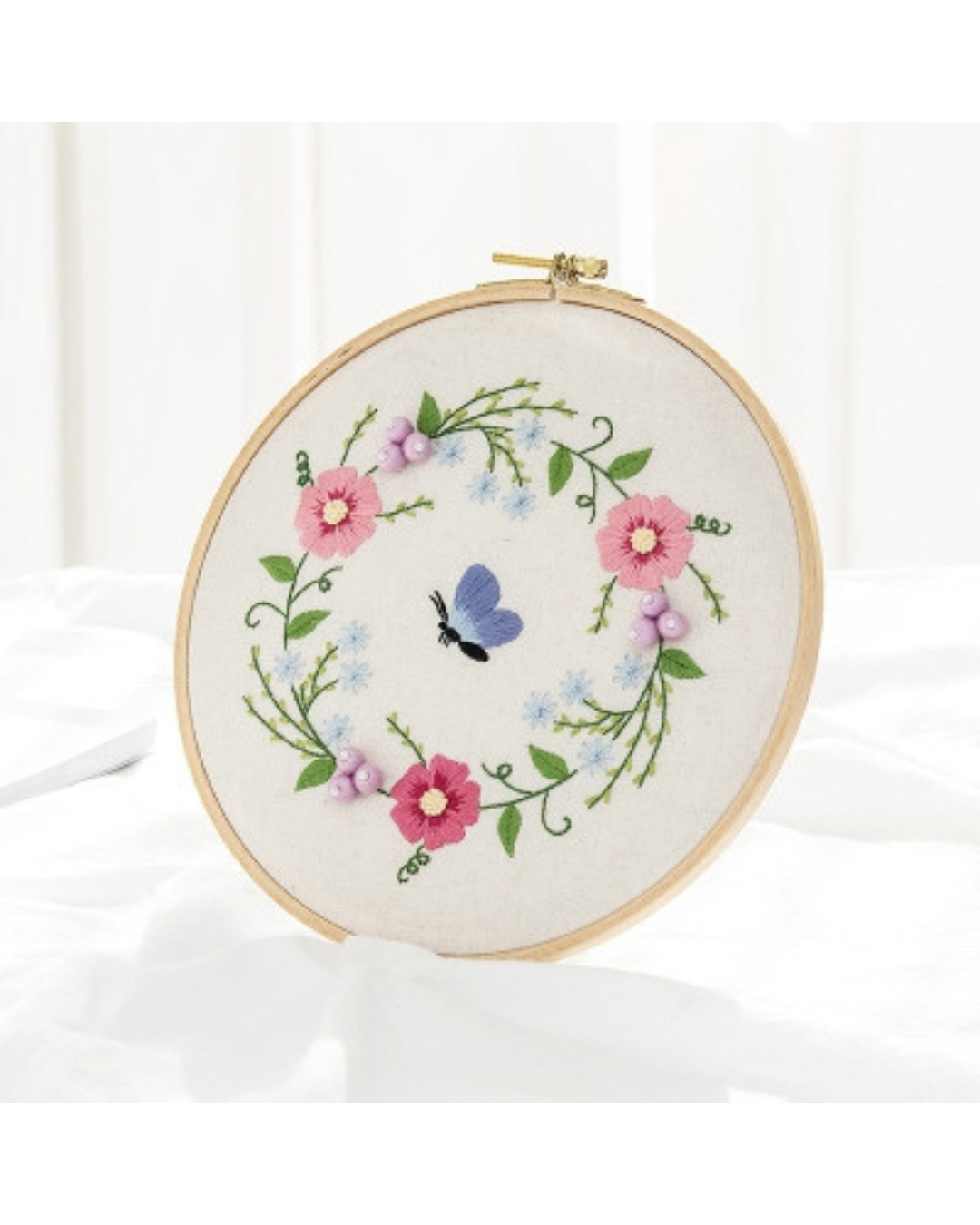 Blomster & Sommerfugl – Broderikit (27x27 cm)