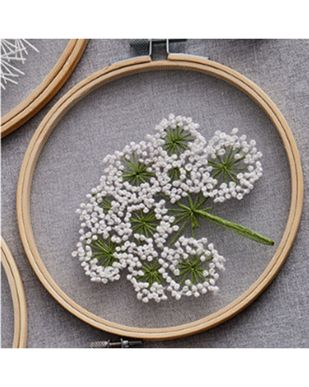 Hvid Blomst – Broderikit på Transparent Stof med Ramme (Ø18 cm)