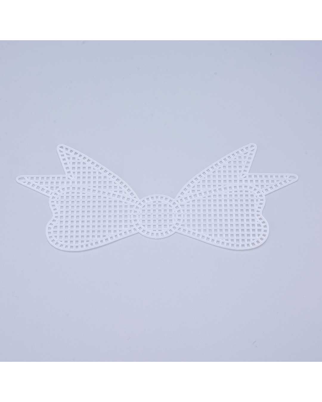 Plastikstramaj – Sløjfeformet Mesh Canvas til Broderi (7,7 x 19,3 cm)
