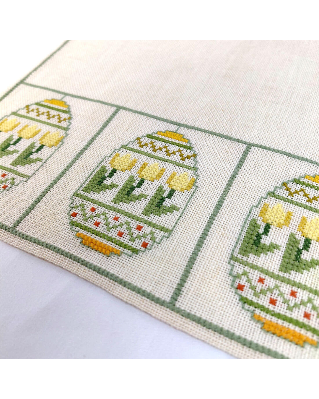 Haandarbejdets Fremme | Påskeæg Bordløber – Broderikit