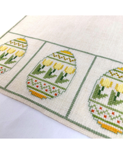 Haandarbejdets Fremme | Påskeæg Bordløber – Broderikit (22x70 cm)
