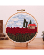 Mark med Røde Blomster – Broderikit (Ø18 cm) inkl. ramme