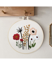 Blomster – Broderikit (Ø20 cm) inkl. ramme