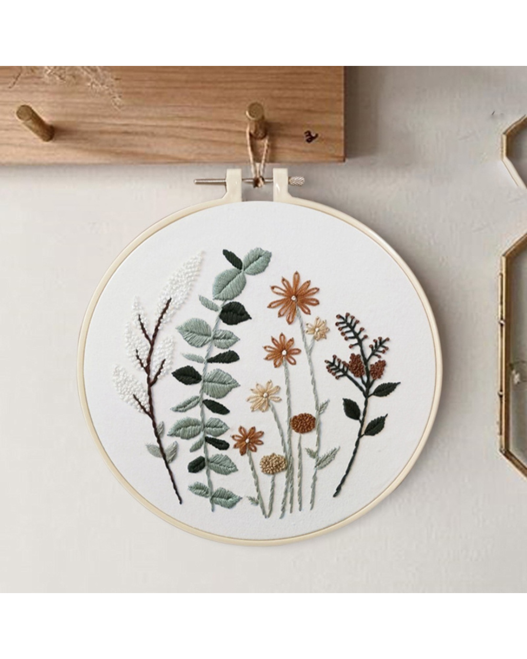 Blomster- og bladmotiv – Broderikit (Ø18 cm)