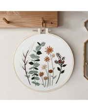 Blomster- og bladmotiv – Broderikit (Ø18 cm)