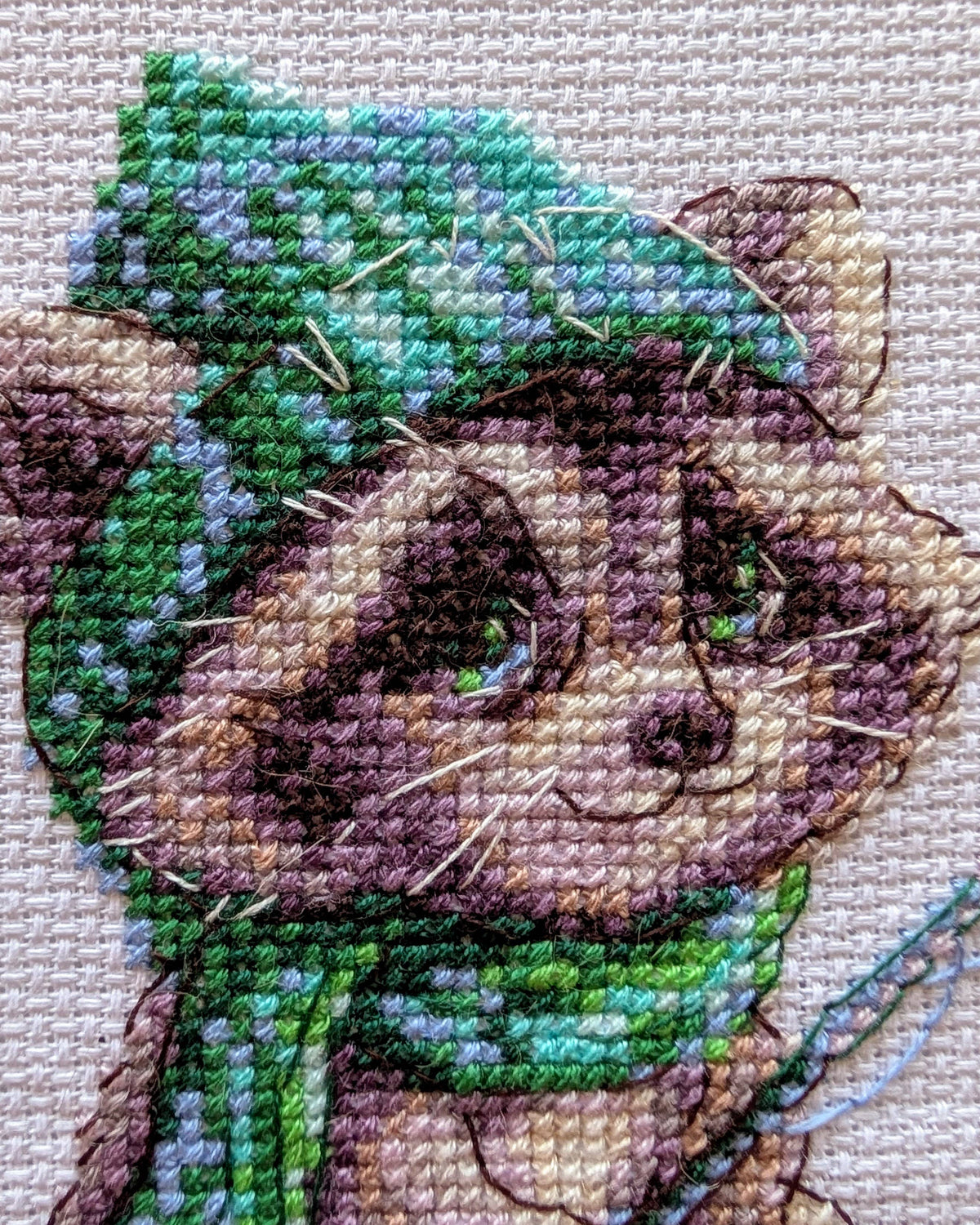Nysgerrig vaskebjørn – AINE Broderikit (15 x 15 cm)