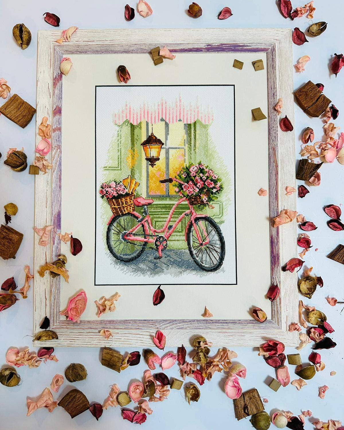 En Blomsterrejse – RIOLIS Broderikit (21 x 30 cm)