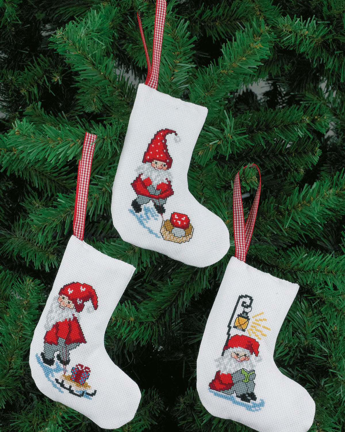 Små Julesokker med Nisser – Broderikit (12 x 14 cm) 3 stk