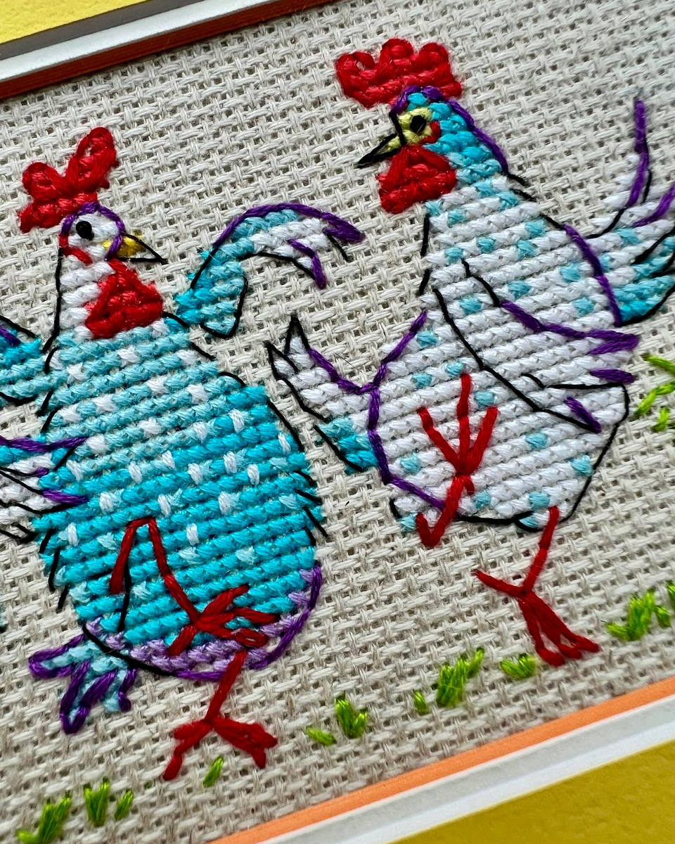 Glade Høns - RIOLIS Broderikit (24 x 8 cm)