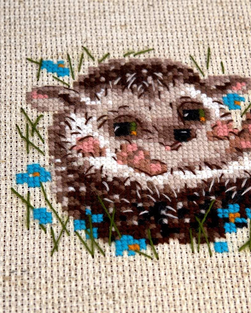 Lille pindsvin - RIOLIS Broderikit (13 x 13 cm)