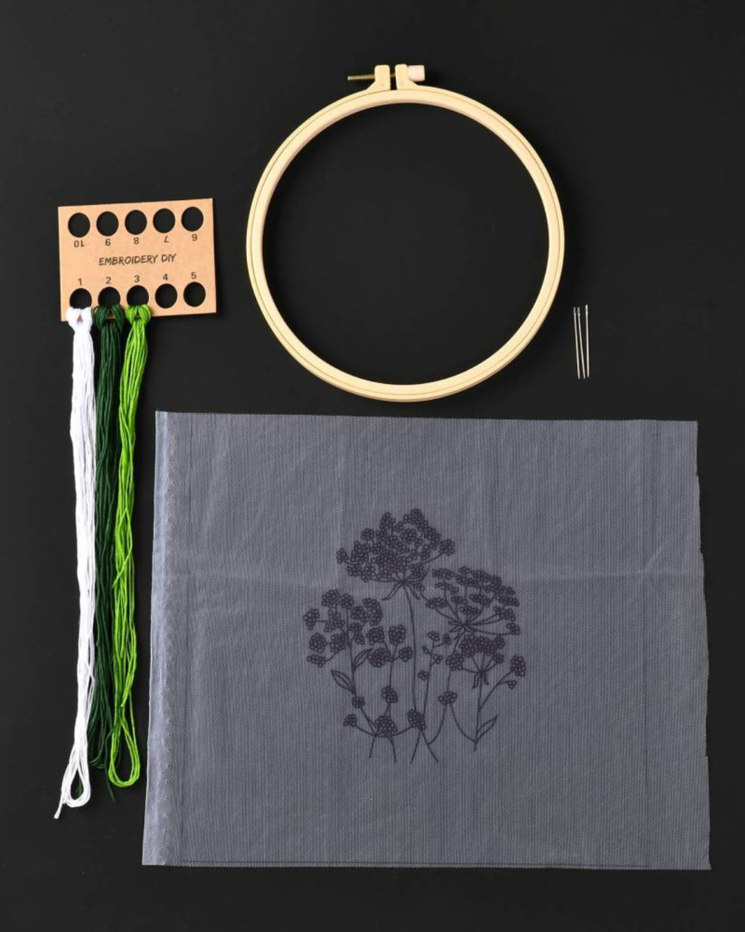 Hvid Blomst – Broderikit på Transparent Stof med Ramme (Ø18 cm)
