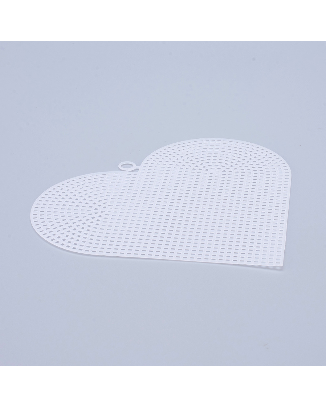 Plastikstramaj – Hjerteformet Mesh Canvas til Broderi (14,8 x 16,8 cm)
