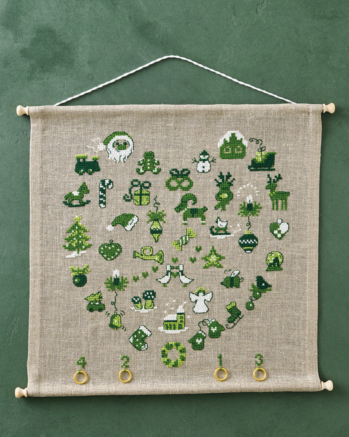 Julekalender Grønt hjerte – Broderikit (40 x 40 cm)