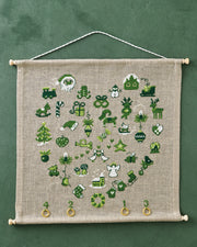 Julekalender Grønt hjerte – Broderikit (40 x 40 cm)
