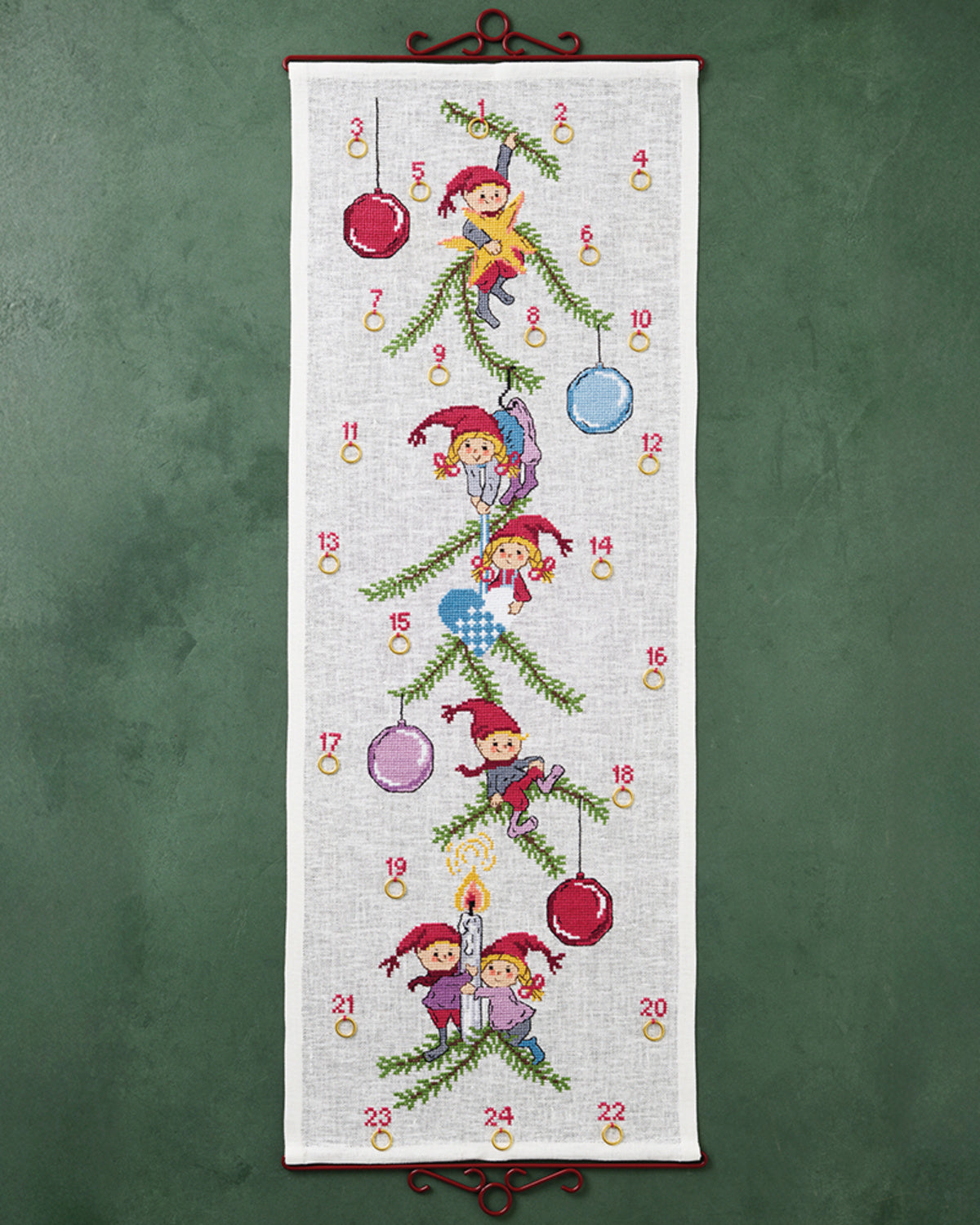 Julekalender Nisser og kugler – Broderikit (35 x 95 cm)