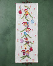 Julekalender Nisser og kugler – Broderikit (35 x 95 cm)