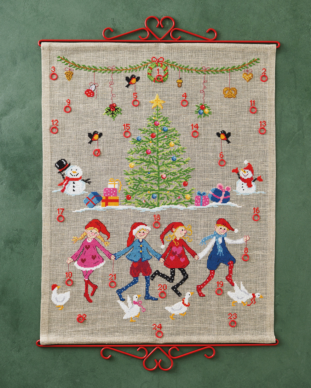 Julekalender Nissebørn og gæs – Broderikit (50 x 64 cm)