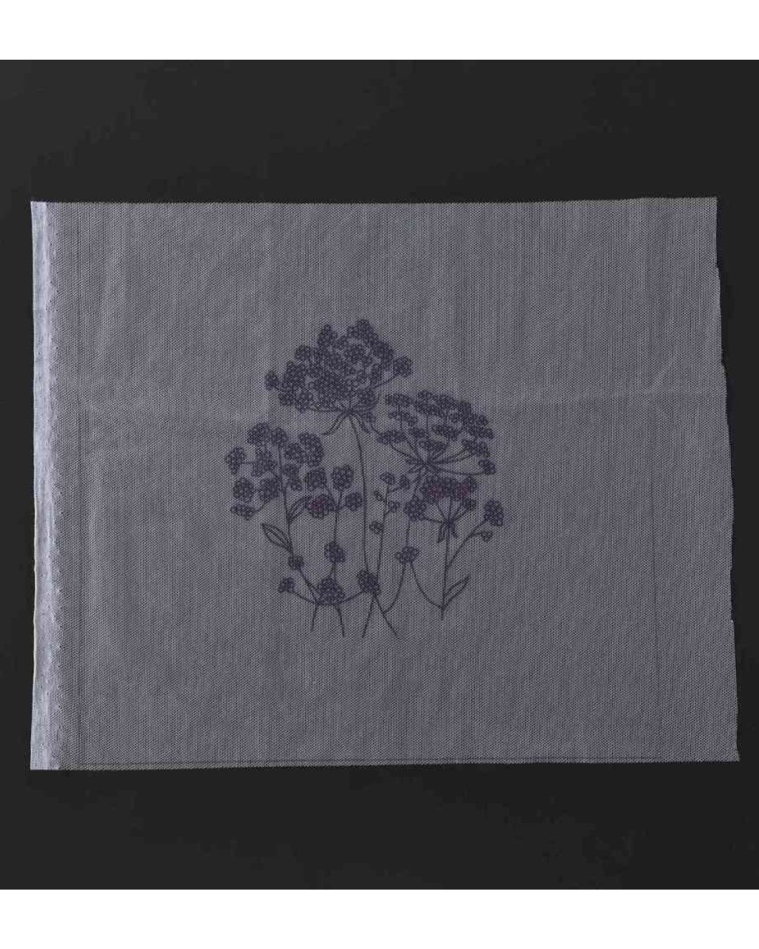 Hvid Blomst – Broderikit på Transparent Stof med Ramme (Ø18 cm)