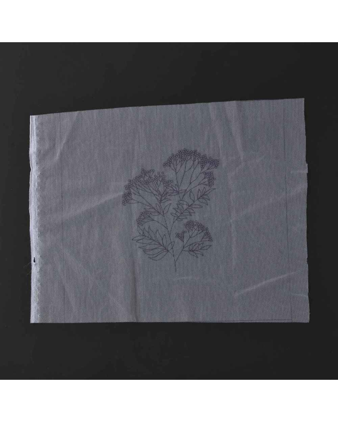 Blomstermotiv på Transparent Stof - Broderikit (Ø18 cm)