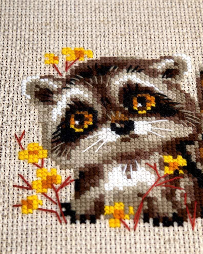 Lille vaskebjørn - RIOLIS Broderikit (13 x 13 cm)