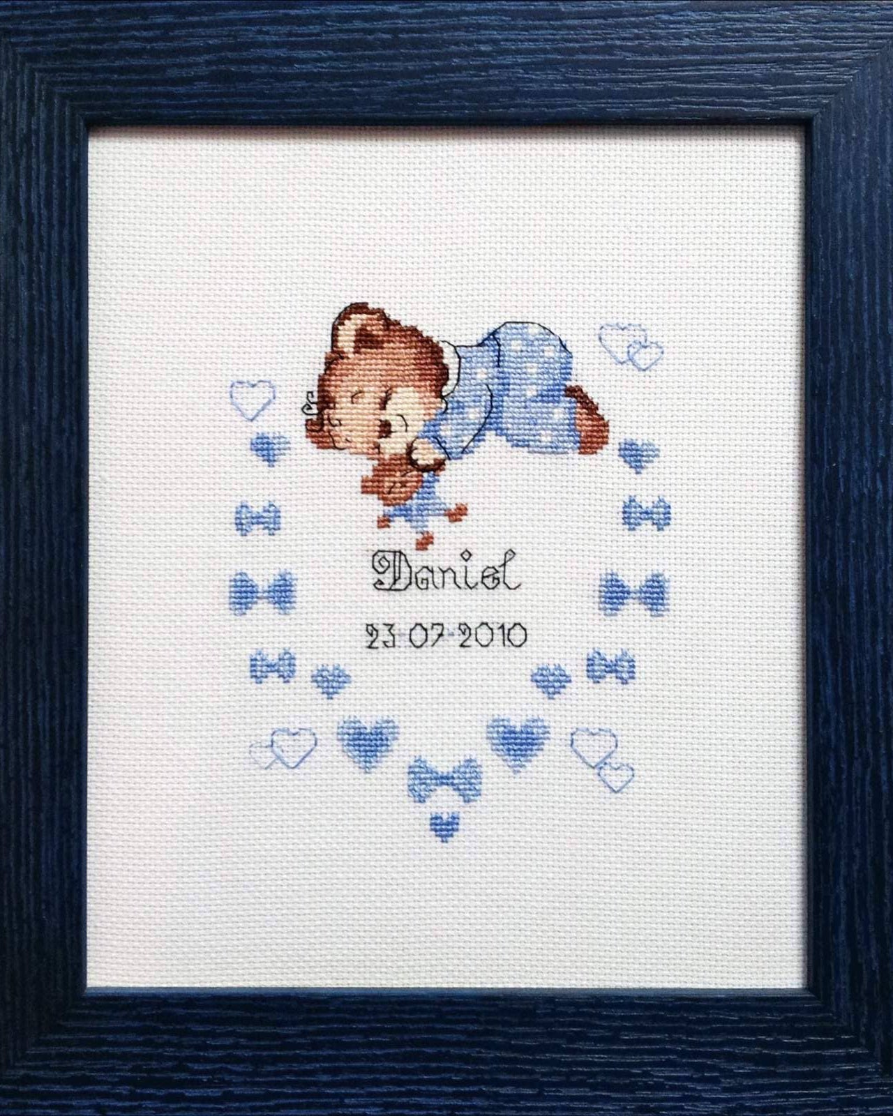 Dreng Fødselsbillede – RIOLIS Broderikit (18x24 cm)