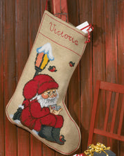 Julesok med Nisse under Lygten – Broderikit (57 x 81 cm)