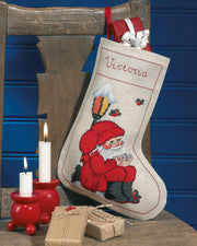 Julesok med Nissen under Lygten – Broderikit (24 x 32 cm)