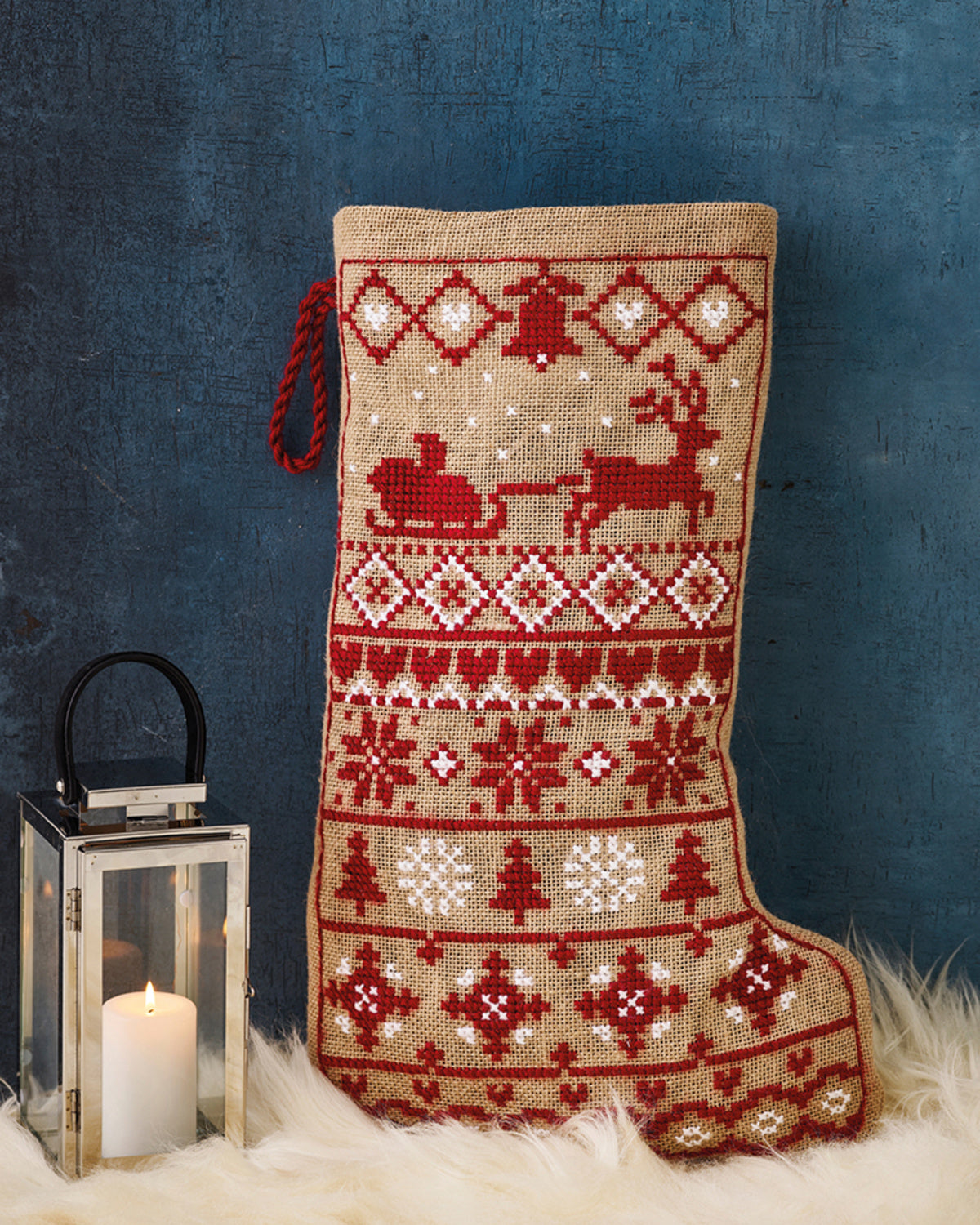Julesok med røde julemotiver – Broderikit (37 x 60 cm)