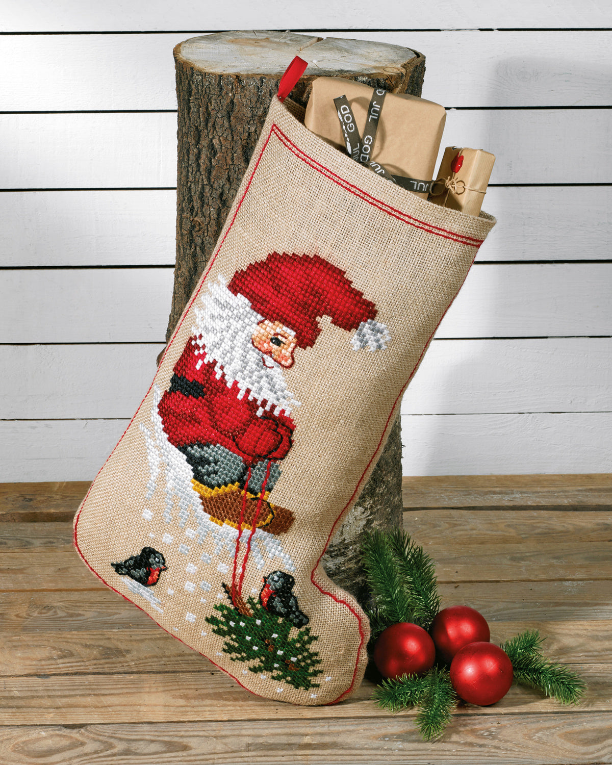 Julesok med Nisse og juletræ – Broderikit (36 x 58 cm)