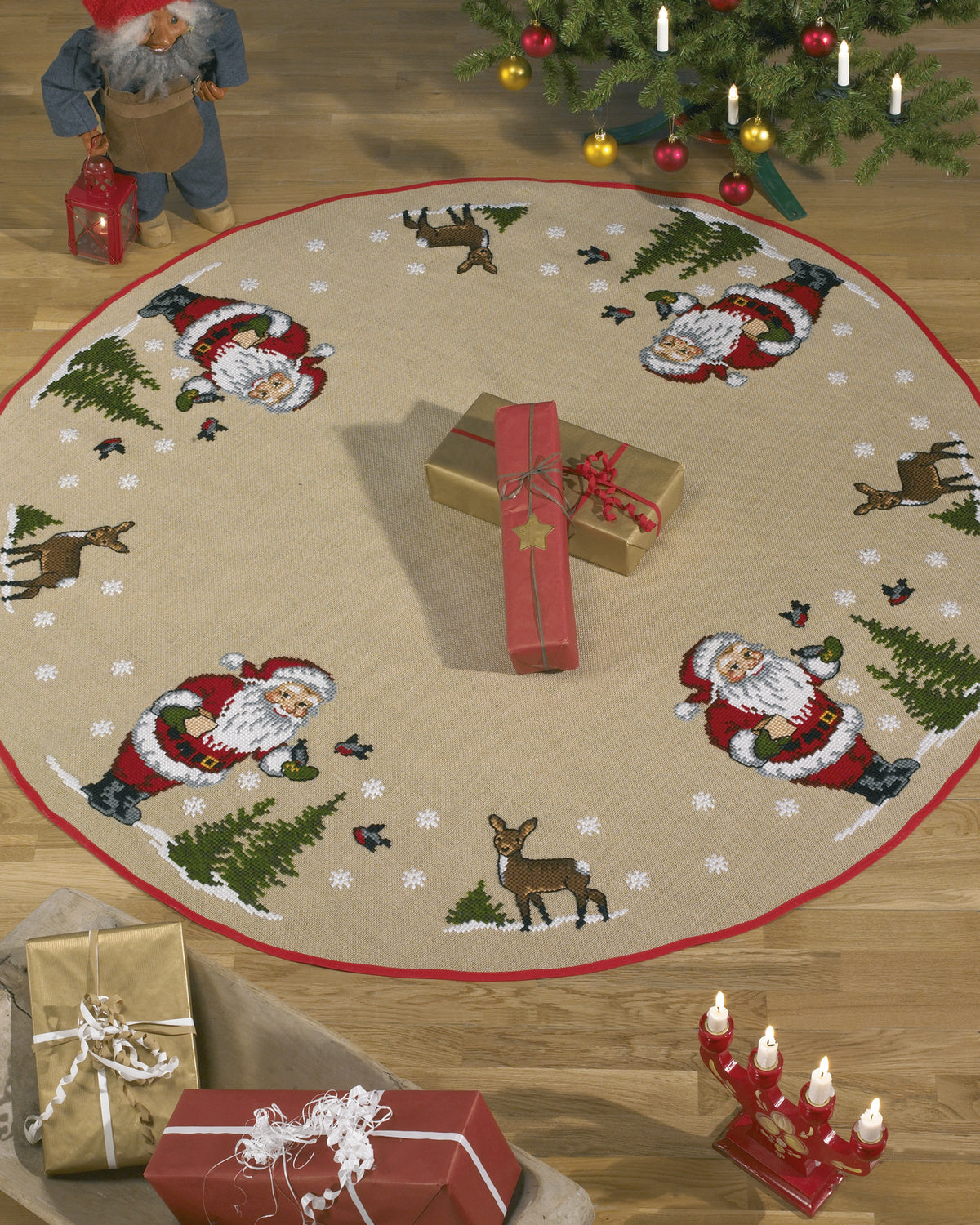 Juletræstæppe Nisse fodrer fugle – Broderikit (Ø170 cm)