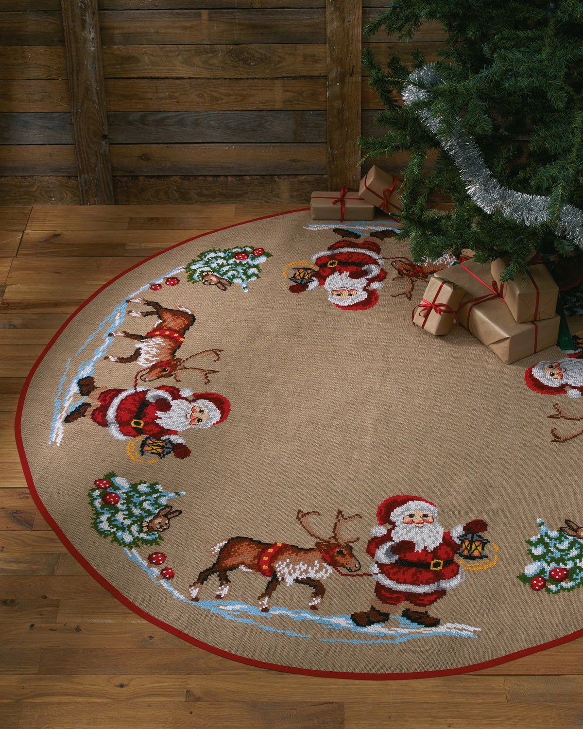 Juletræstæppe Julemand og rensdyr – Broderikit (Ø170 cm)
