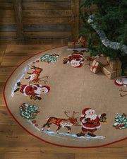 Juletræstæppe Julemand og rensdyr – Broderikit (Ø170 cm)