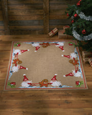 Juletræstæppe Nisser med julebuk – Broderikit (117×117 cm)