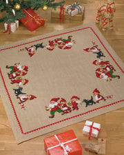 Juletræstæppe Nisser med sort hund – Broderikit (120×120 cm)