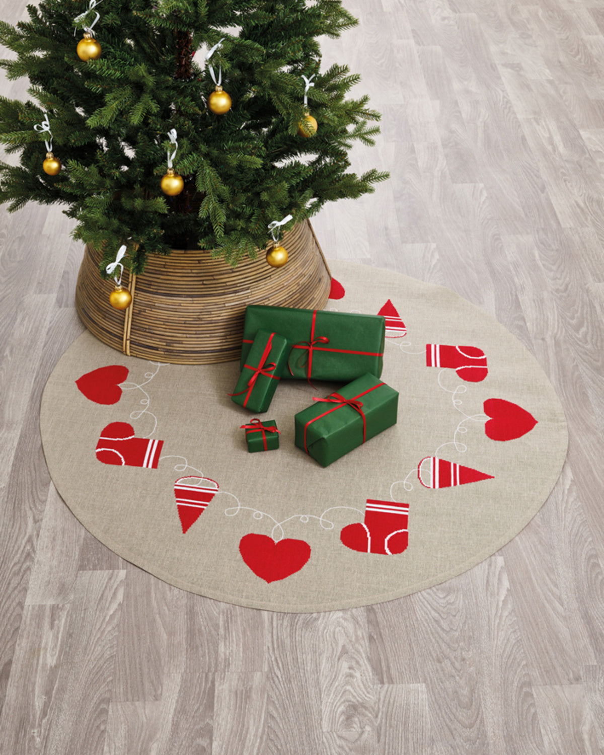 Juletræstæppe Sok, Hjerte & Kræmmerhus – Broderikit (Ø125 cm)