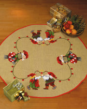 Juletræstæppe Dansende nissepar – Broderikit (Ø125 cm)
