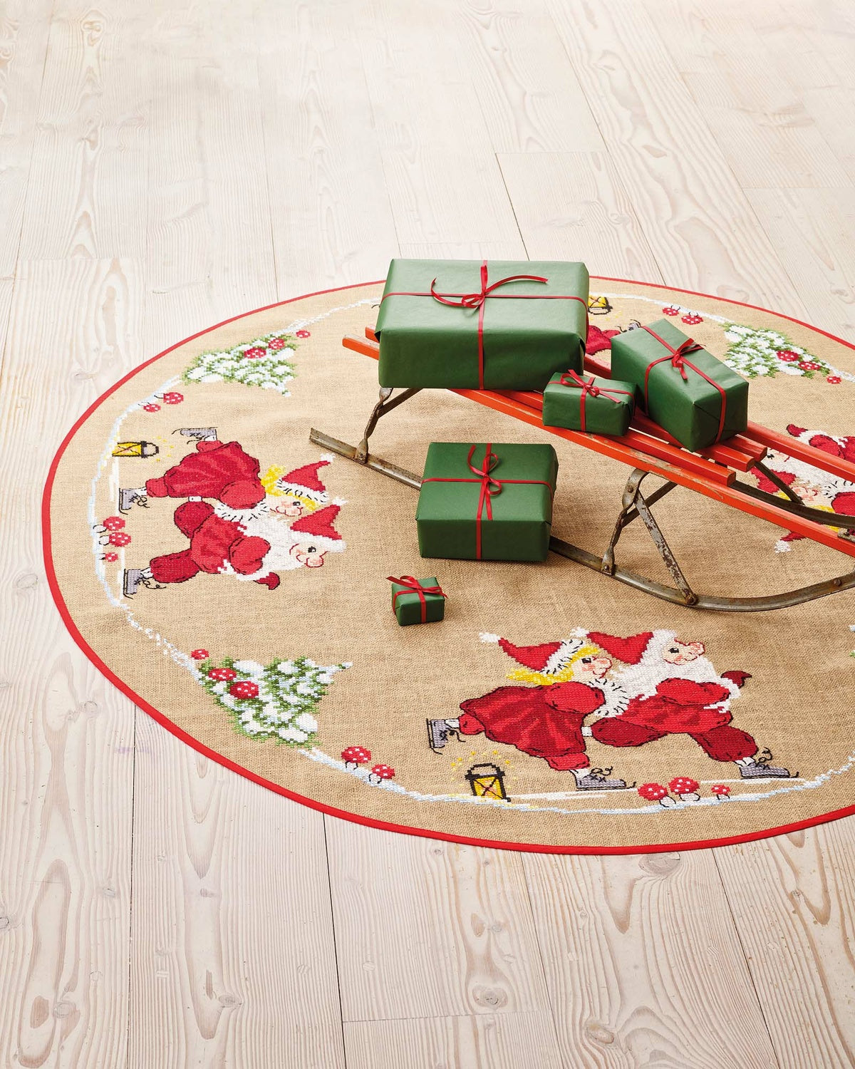 Juletræstæppe Skøjteløberen – Broderikit (Ø168 cm)
