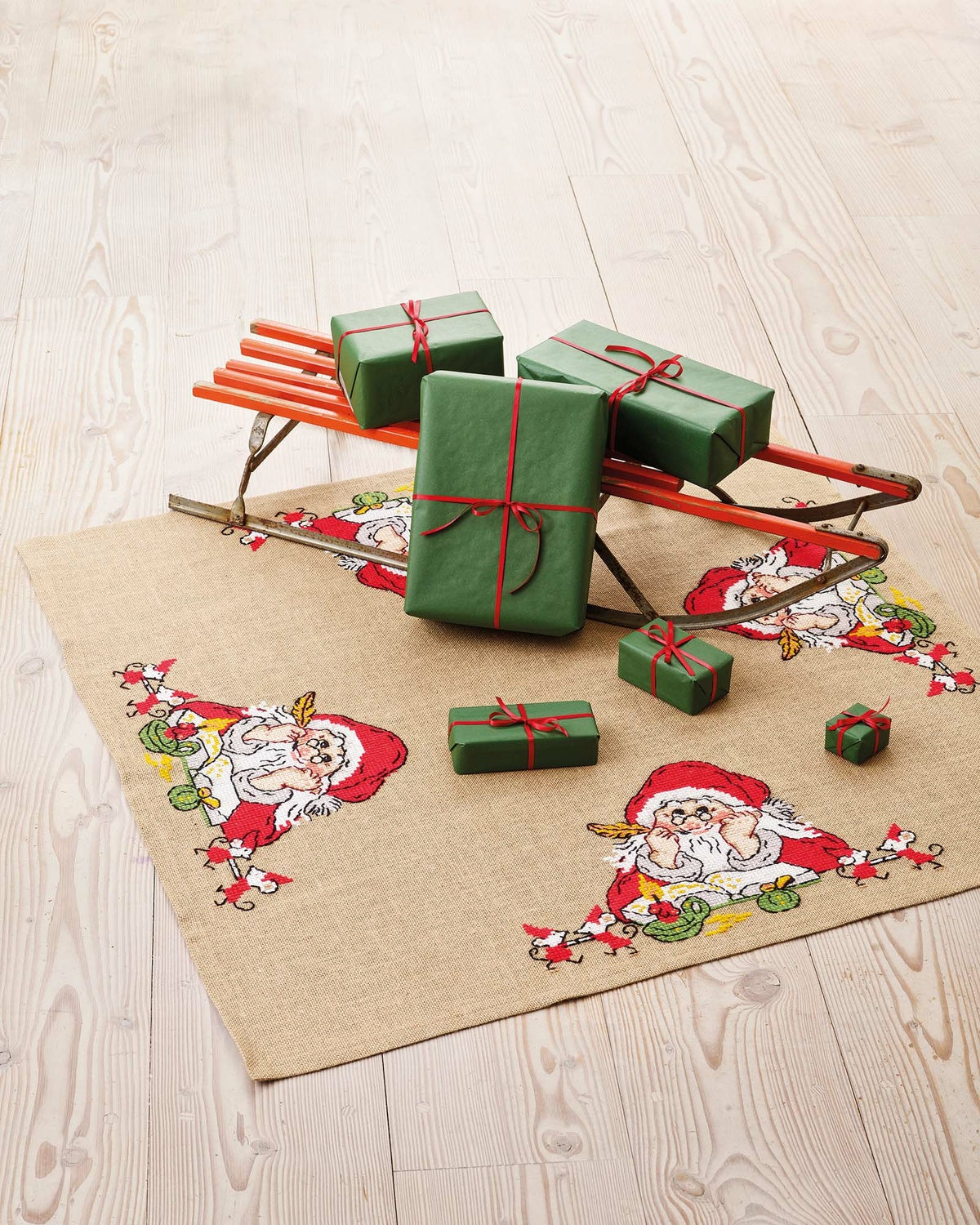 Juletræstæppe Julemand & mus – Broderikit (118×118 cm)